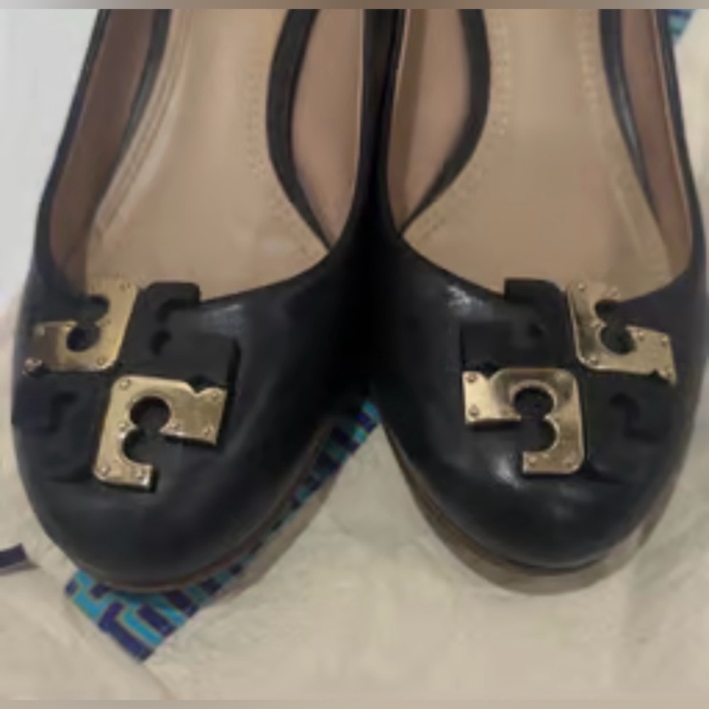 Tory Burch Lowell Wedge Pump w/ Gold Tone Logo- 9.5 - Picture 6 of 6